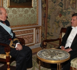 Su Majestad el Rey tras la entrega de la Carta Credencial, conversa con el embajador de la República Helénica, Franciscos Verros